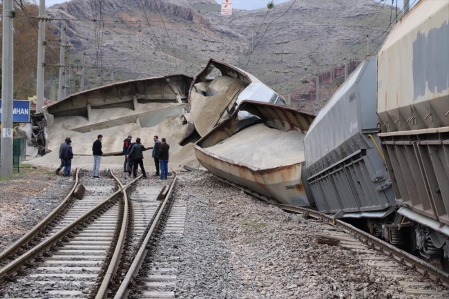 Malatya'da maden yüklü vagonlar, gardaki vagonlara çarptı